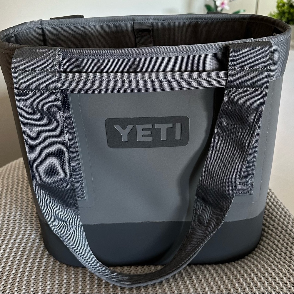 YETI 20 CARRYALL TOTE BAG - gently used